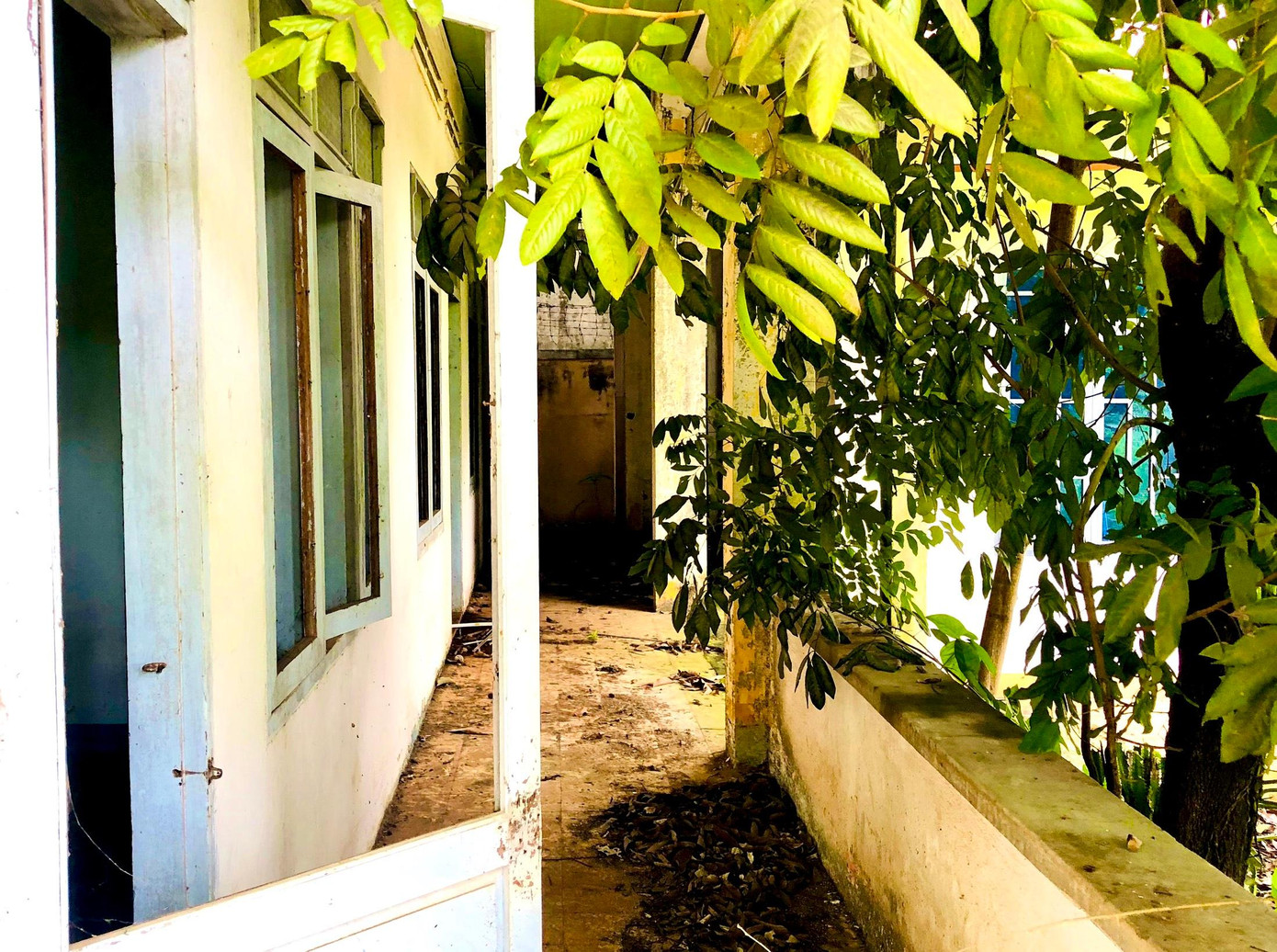 Tường, cột bê tông, trần nhà của nhiều hạng mục đều bị hư hỏng nặng.