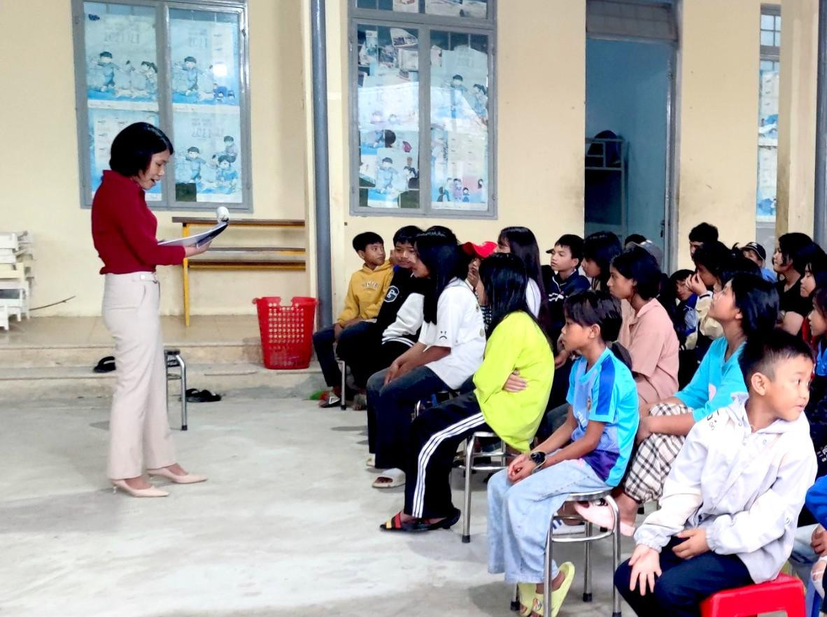 Giáo viên Trường Phổ thông Dân tộc Bán trú - Trung học Cơ sở xã Đăk Tăng hướng dẫn cho các em cách xử lý khi có động đất xảy ra