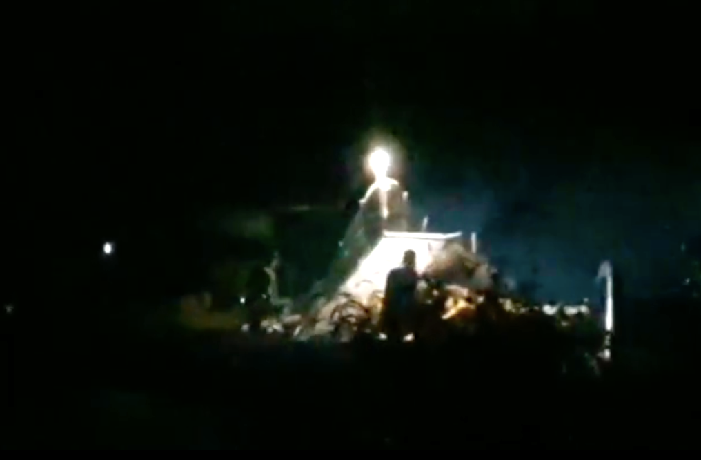 Trời vừa tối cũng là lúc các đối tượng bơm cát lên bãi, nhóm phóng viên Tiền Phong theo xe ô tô tải về bãi tập kết ở thị trấn Ia Ly