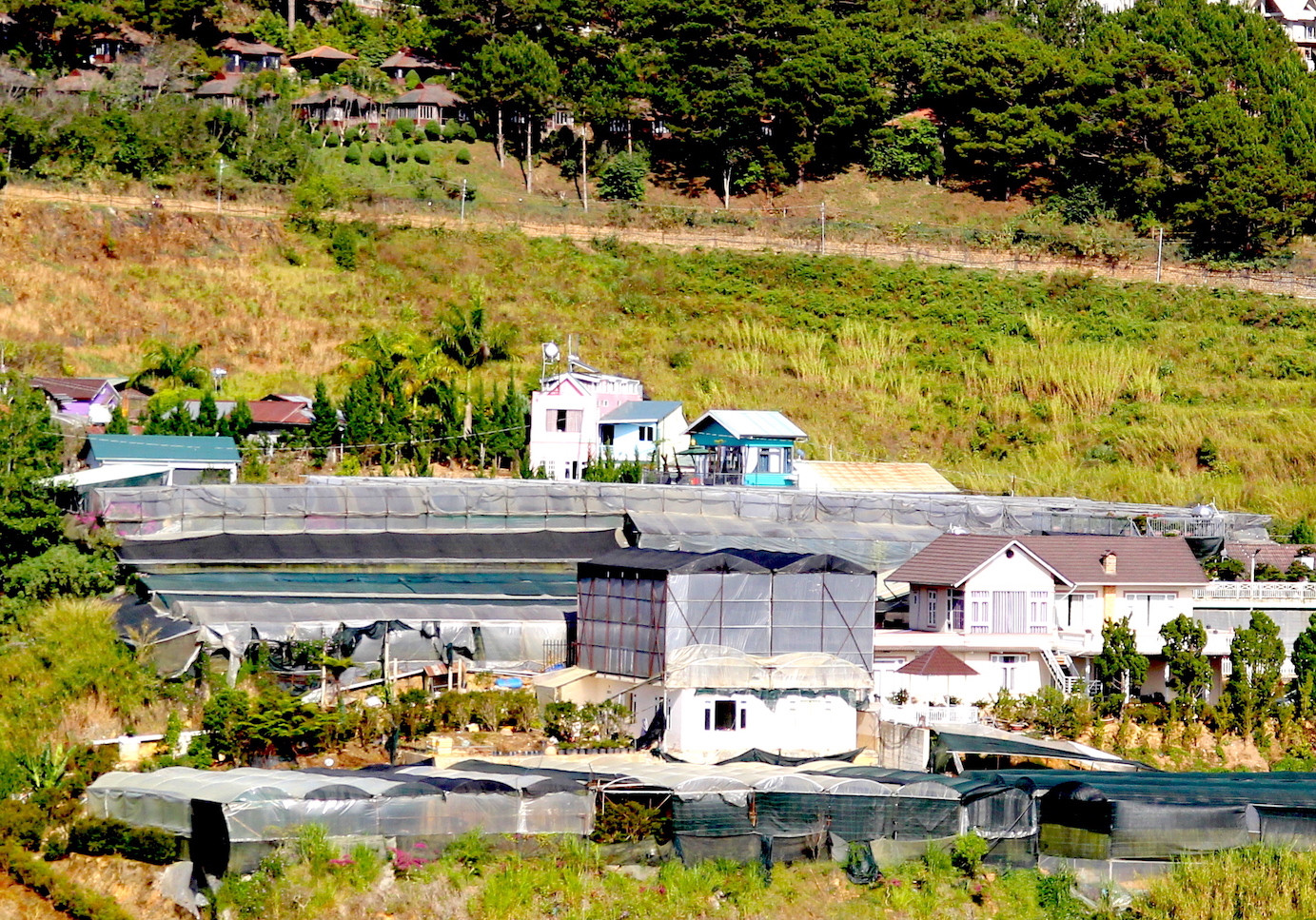 Xóm Bảo Đại cách trung tâm thành phố Đà Lạt chừng 6 cây số, nơi đây được ví như một thung lũng khổng lồ chứa cả trăm ngôi nhà