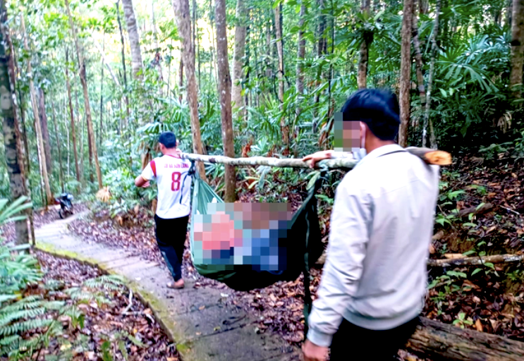 Bà T được khiêng ra đưa đi cấp cứu nhưng tử vong sau đó Bà T được khiêng ra đưa đi cấp cứu nhưng tử vong sau đó