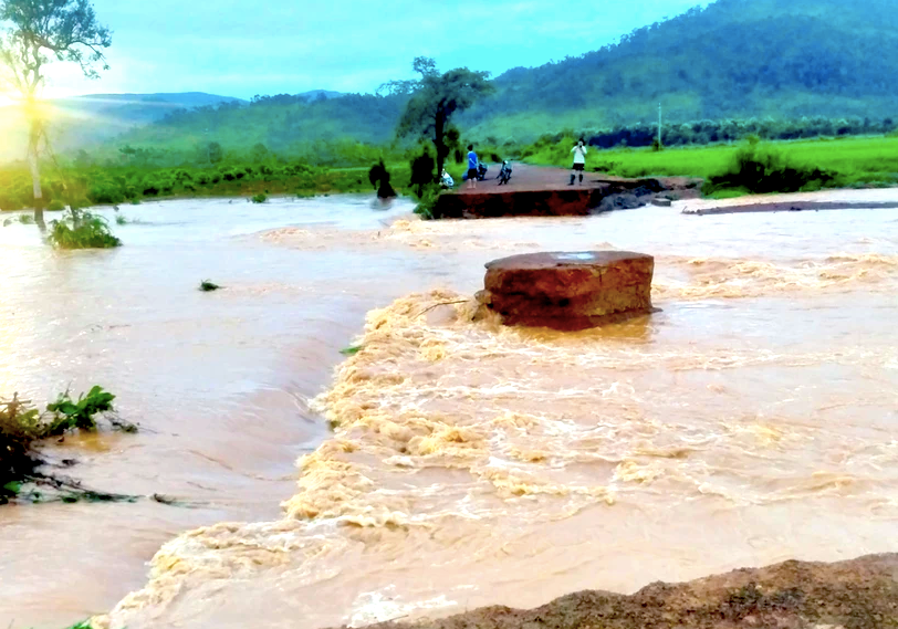 4 công dân bị mắc kẹt do nước lũ tại làng Sâm 4 công dân bị mắc kẹt do nước lũ tại làng Sâm