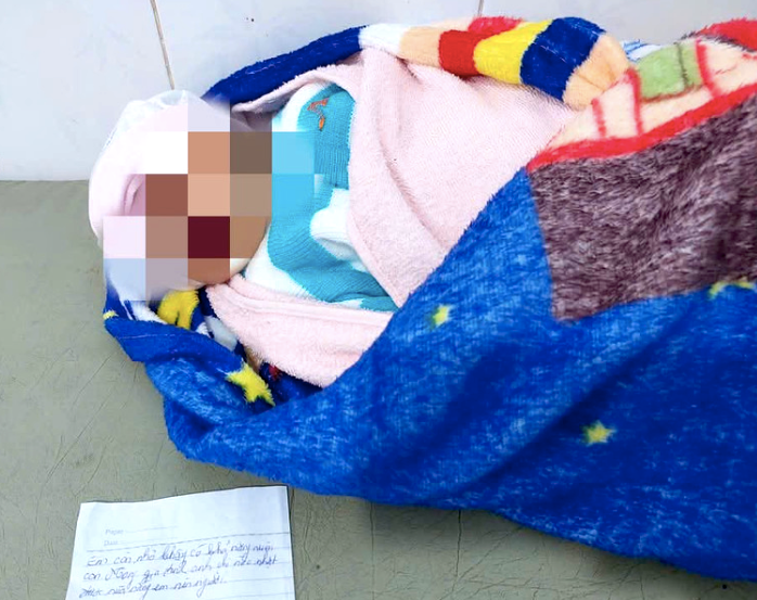 Bé trai bị bỏ rơi cùng bức thư của người mẹ Bé trai bị bỏ rơi cùng bức thư của người mẹ