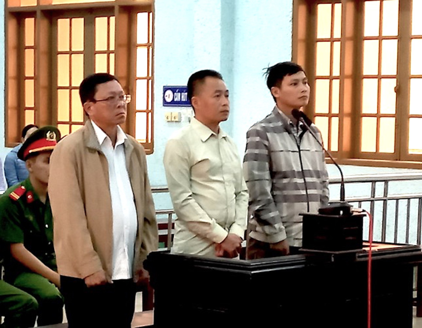 Ông Huỳnh Văn Tâm (ngoài cùng bên trái) cùng các đồng phạm liên quan sai phạm tại Sở Nội vụ tỉnh Gia Lai Ông Huỳnh Văn Tâm (ngoài cùng bên trái) cùng các đồng phạm liên quan sai phạm tại Sở Nội vụ tỉnh Gia Lai