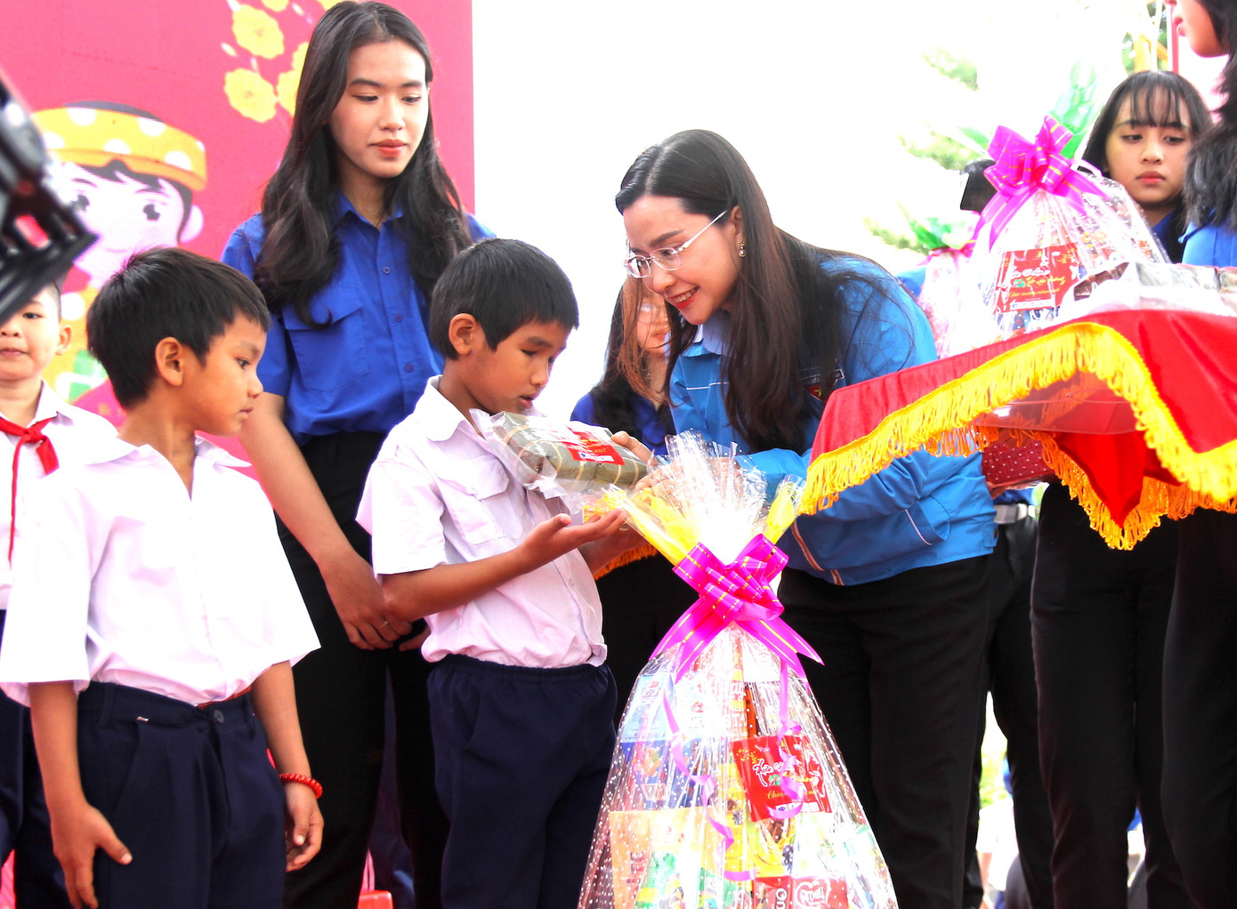 Chị Nguyễn Phạm Duy Trang - Bí thư Ban Chấp hành Trung ương Đoàn, Chủ tịch Hội đồng Đội Trung ương trao quà cho các em nhỏ khó khăn