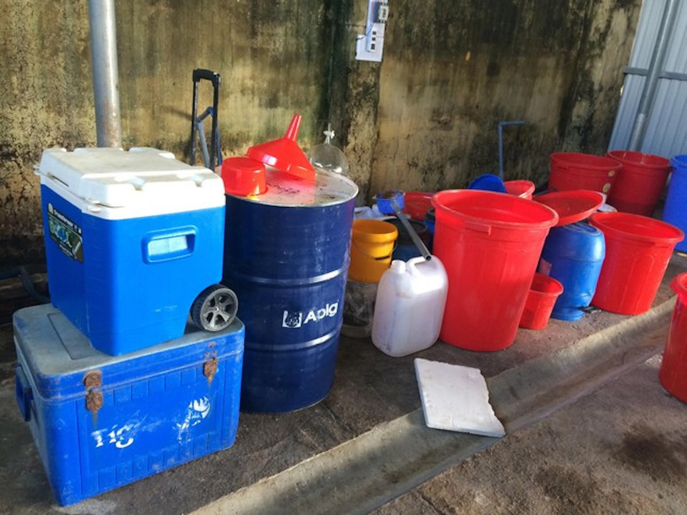 Bên trong sào huyệt của các đối tượng Trung Quốc sản xuất ma túy tại khu nhà xưởng thuộc Cty xuất nhập khẩu Đồng An Viên Bên trong sào huyệt của các đối tượng Trung Quốc sản xuất ma túy tại khu nhà xưởng thuộc Cty xuất nhập khẩu Đồng An Viên