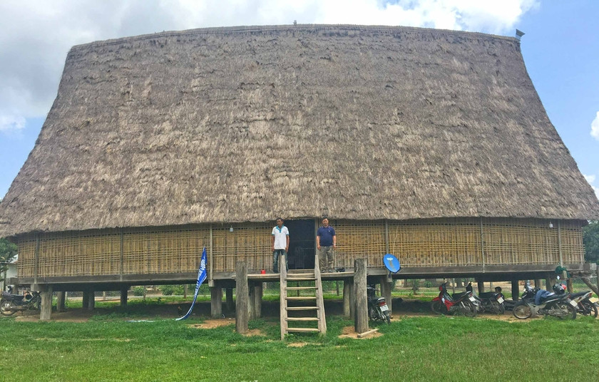 Nhà rông làng Kon Băh thời điểm chưa cháy và sau khi ngọn lửa thiêu rụi Nhà rông làng Kon Băh thời điểm chưa cháy và sau khi ngọn lửa thiêu rụi