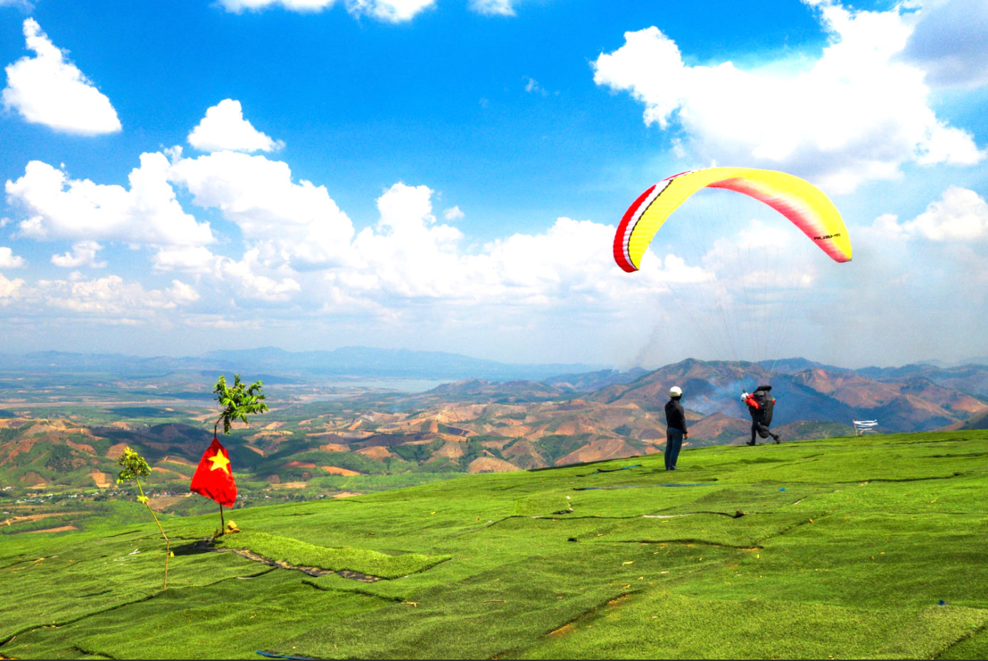 Từ trên đồi Sạc Ly có thể nhìn thấy bao quát cả huyện Sa Thầy, dòng sông Pô Kô, TP.Kon Tum và các huyện khác xung quanh. Từ trên đồi Sạc Ly có thể nhìn thấy bao quát cả huyện Sa Thầy, dòng sông Pô Kô, TP.Kon Tum và các huyện khác xung quanh.