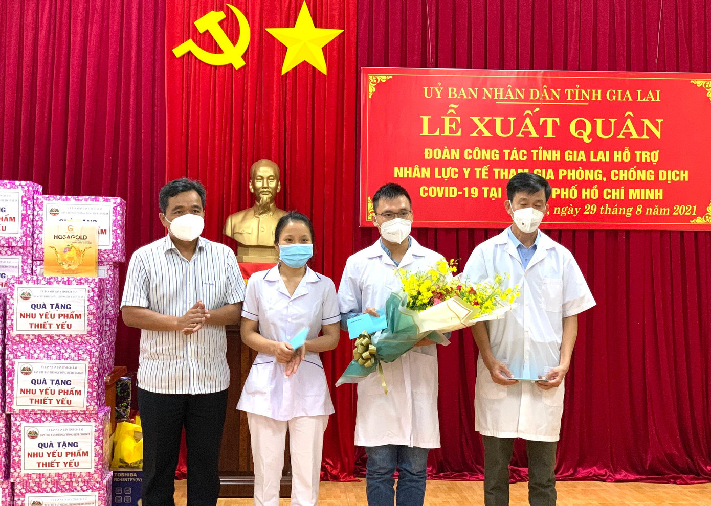 Bí thư Tỉnh ủy Gia Lai Hồ Văn Niên tặng hoa, động viên cán bộ vào TP.HCM chống dịch Bí thư Tỉnh ủy Gia Lai Hồ Văn Niên tặng hoa, động viên cán bộ vào TP.HCM chống dịch