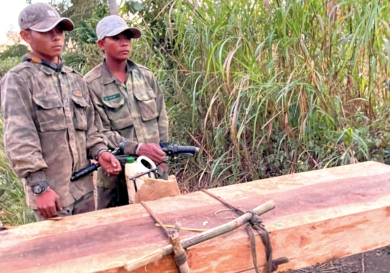 Hai đối tượng thời điểm bị lực lượng công an bắt quả tang.