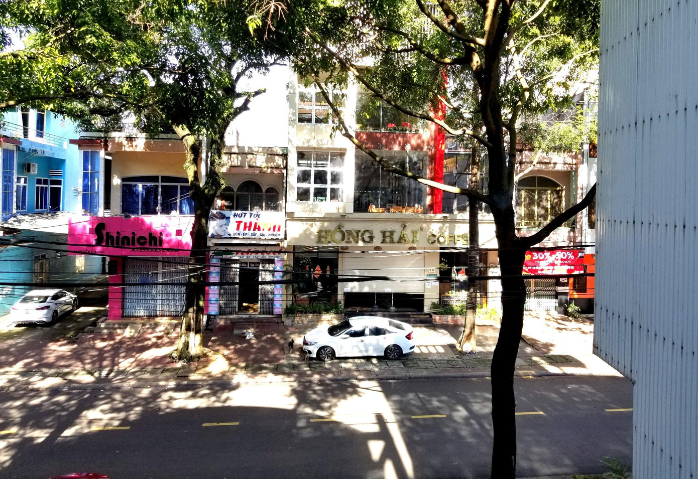 Các hàng quán cà phê, cắt tóc, giày dép... đóng cửa chống dịch. Được biết, sáng nay 28/8, Gia Lai ghi nhận thêm 2 trường hợp dương tính với SARS-CoV-2 và 1 trường hợp tái dương tính với SARS-CoV-2; tính từ ngày 28/5 đến 11h ngày 28/8, Gia Lai ghi nhận 467 trường hợp dương tính với SARS-CoV-2, trong đó đã xuất viện 111 trường hợp, còn 356 trường hợp đang được điều trị