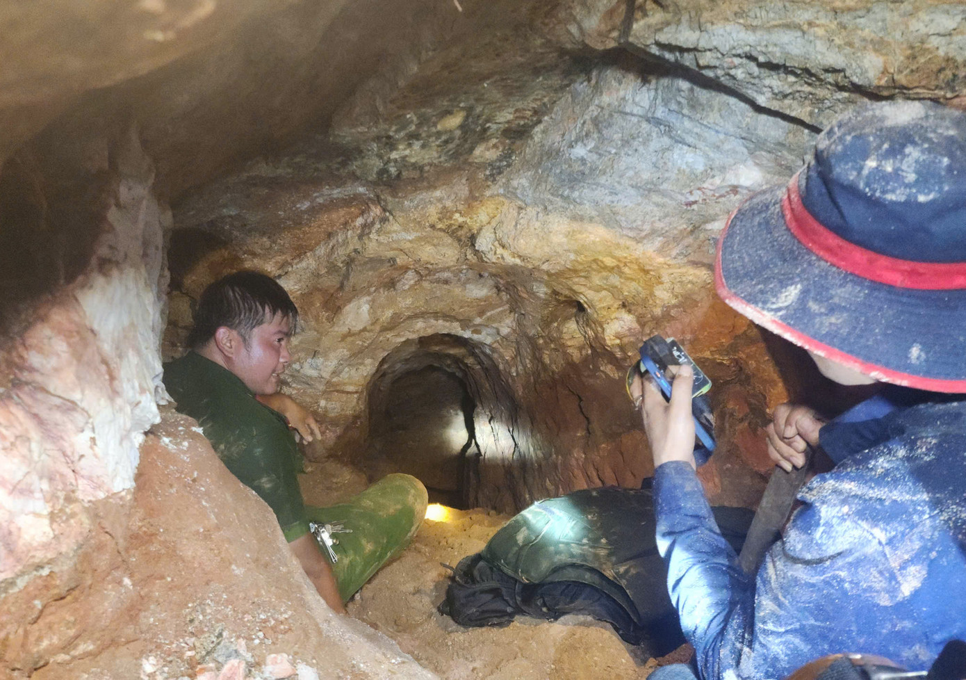 Đường hầm như địa đạo, dài hàng trăm mét, nhiều đường xương cá ngang dọc