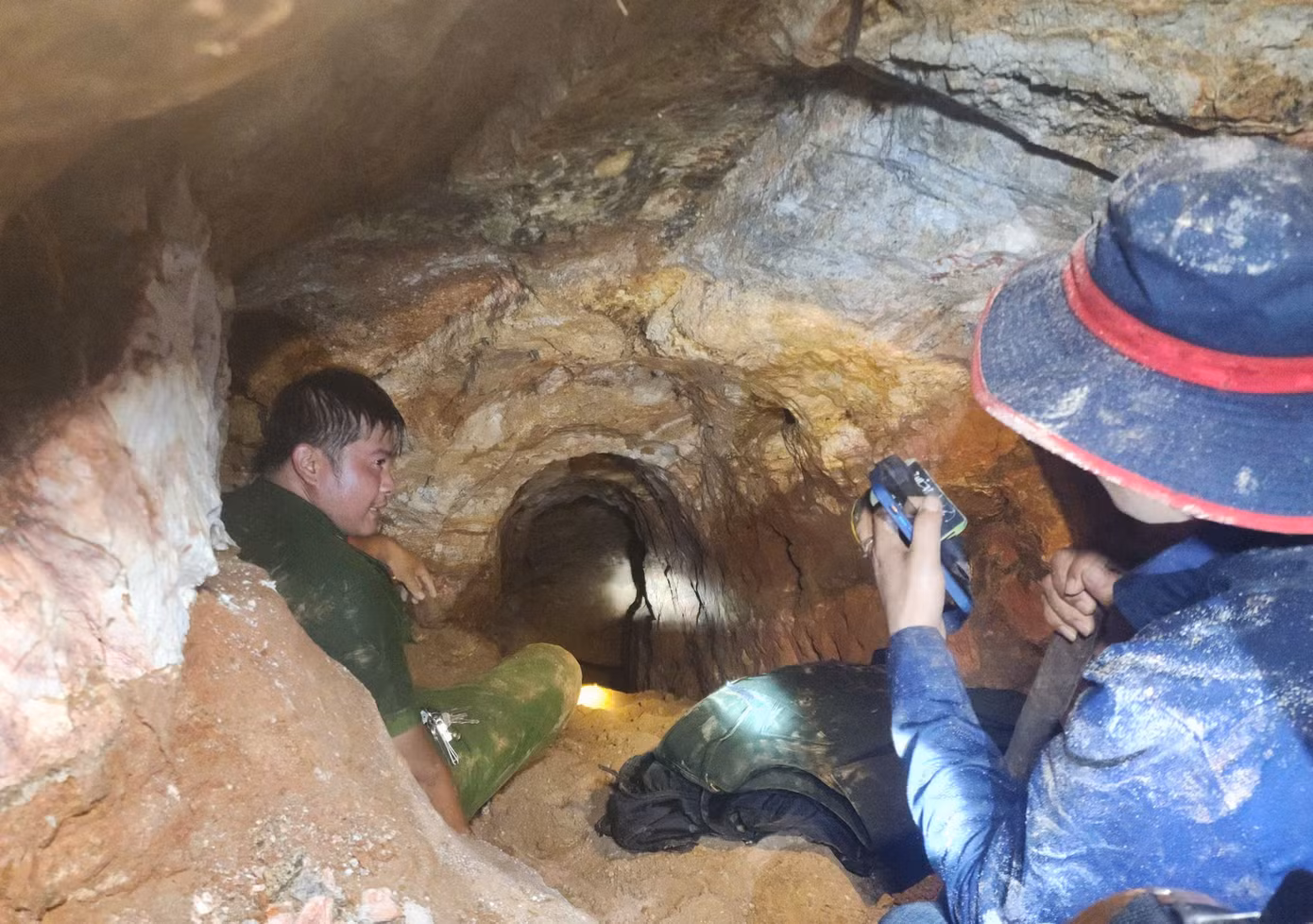 Đường hầm như địa đạo, dài hàng trăm mét, nhiều đường xương cá ngang dọc