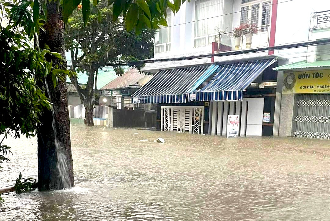 Nước dâng ngập vào nhà dân ở đường Lê Lợi, phường Quyết Thắng, TP.Kon Tum.