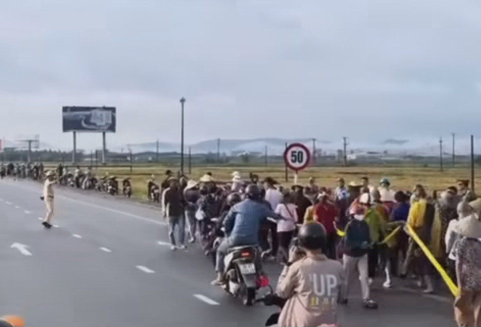 Cảnh sát giao thông một số tỉnh đã phân luồng, hướng dẫn người dân đi theo “sư Thích Minh Tuệ” đảm bảo an toàn giao thông Cảnh sát giao thông một số tỉnh đã phân luồng, hướng dẫn người dân đi theo “sư Thích Minh Tuệ” đảm bảo an toàn giao thông