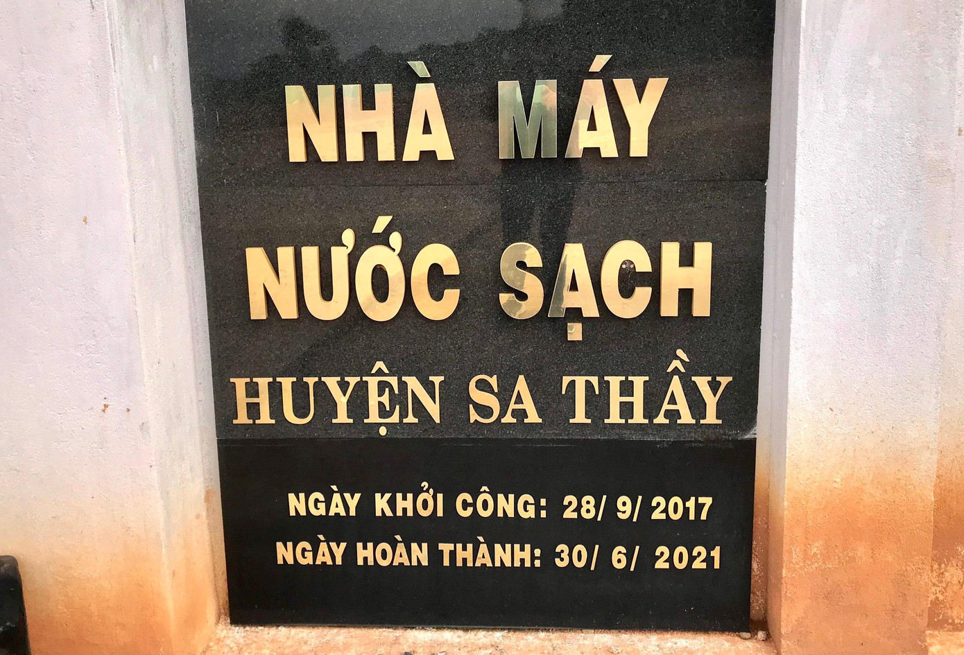 Bên ngoài nhà máy nước sạch này ghi ngày hoàn thành 30/6/2021, tuy nhiên đến nay người dân vẫn chưa có nước sạch để dùng.