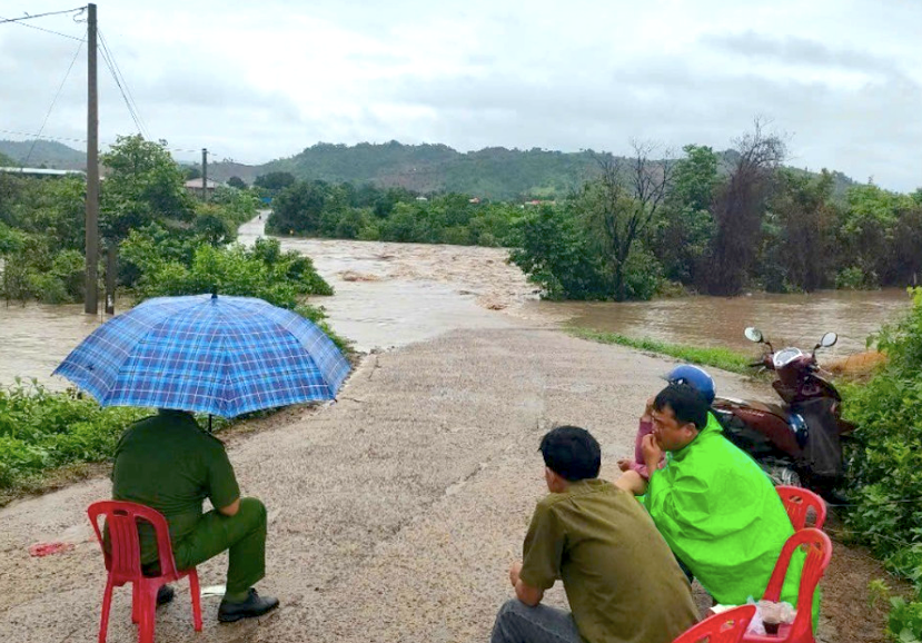 Ngầm qua suối Đăk Pi Hao vào thôn Mơ Nang 2 bị ngập Ngầm qua suối Đăk Pi Hao vào thôn Mơ Nang 2 bị ngập