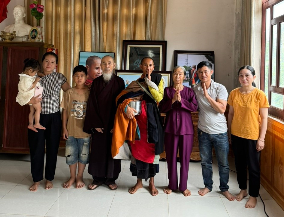 Ông Thích Minh Tuệ chụp ảnh cùng với gia đình