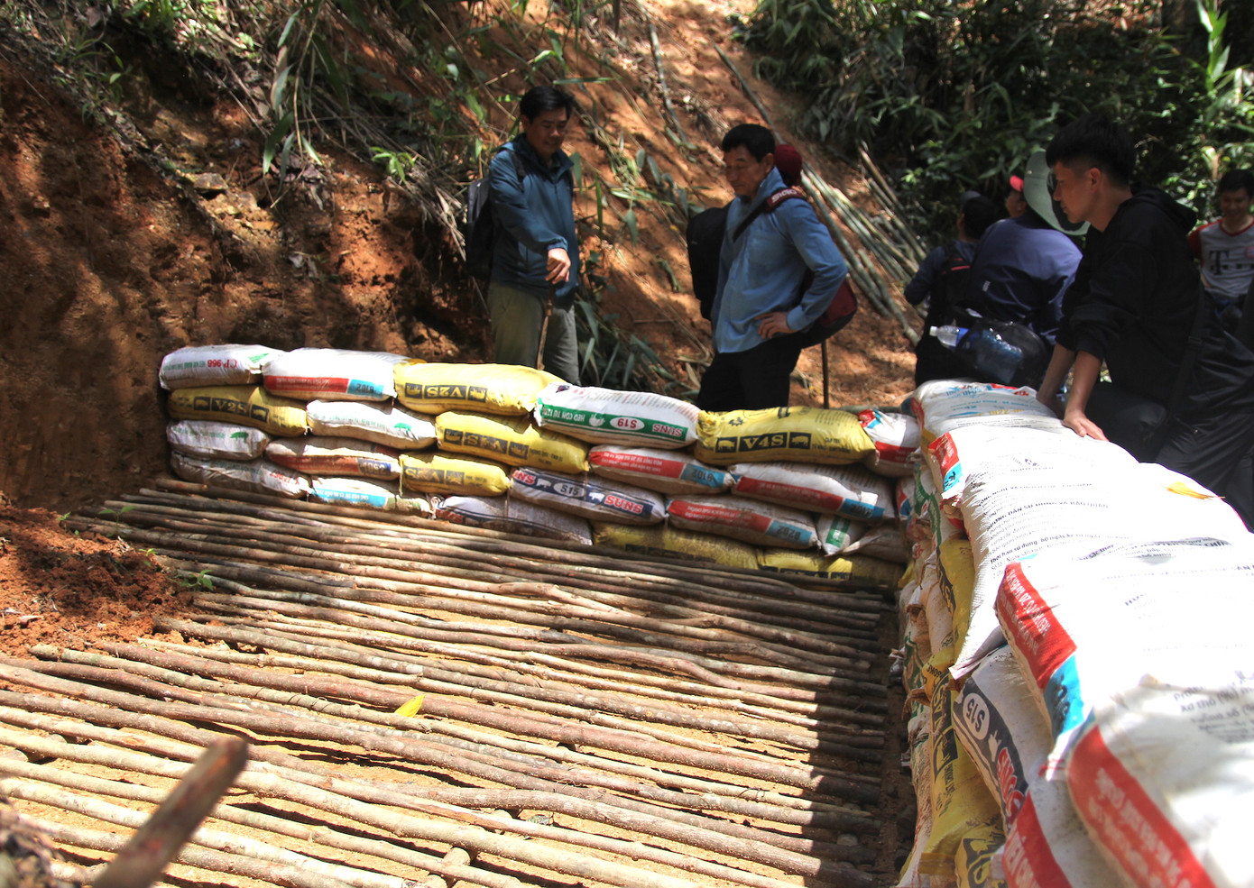 Lực lượng công an choáng với hiện trường quy mô, chuyên nghiệp của các đối tượng đào vàng trái phép