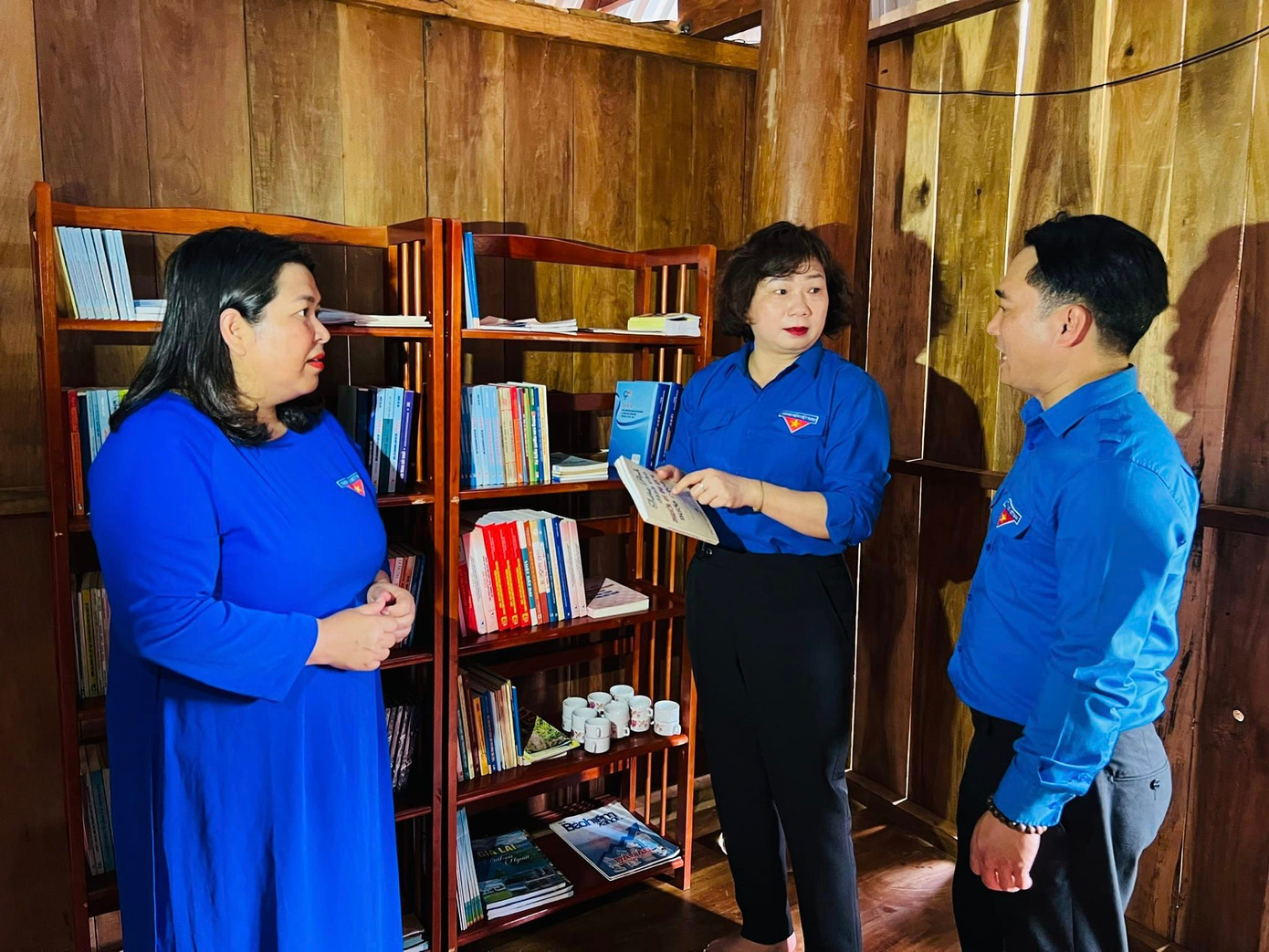 Bà Phạm Thị Tố Hải - Ủy viên Ban Thường vụ Tỉnh ủy, Trưởng ban Dân vận Tỉnh ủy Gia Lai (giữa) trong căn nhà rông thanh niên