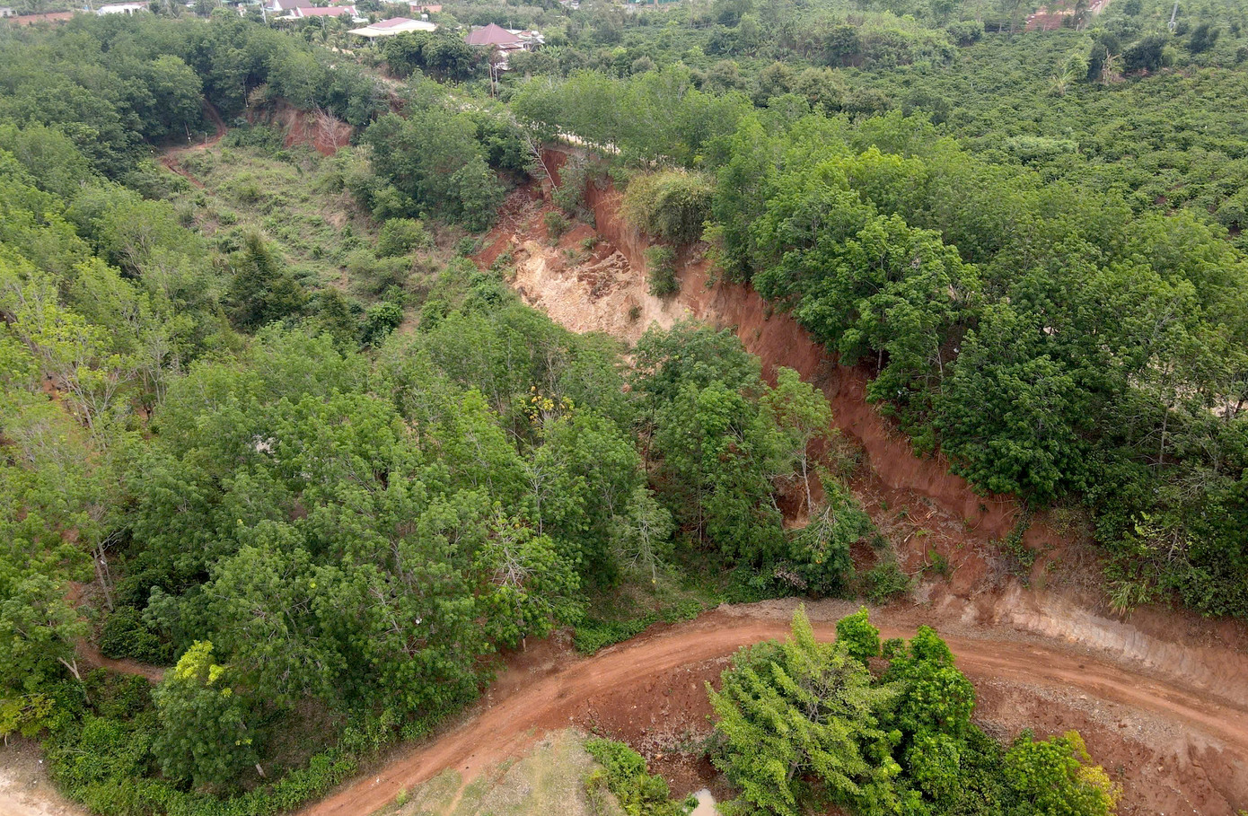 Việc khắc phục việc sạt lở khó khăn do cần một lượng đất lớn để đắp bù.