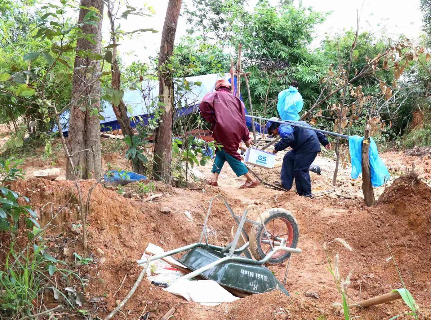 Ngày 8/12, UBND xã Chơ Glong (huyện Kông Chro, Gia Lai) cho biết, đã lập biên bản vụ việc, khẩn trương điều tra làm rõ các đối tượng khoét núi, dựng lán trại để khai thác vàng trái phép.
