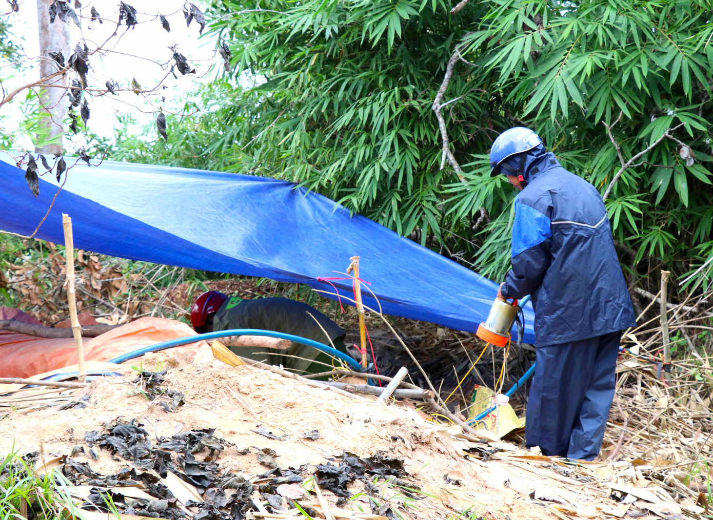 Hiện trường việc đãi vàng rộng khoảng 100m2. Được biết, đồi Tơ Nung là địa điểm thường xuyên phát hiện tình trạng khai thác vàng trái phép, có nhiều hầm đào vàng đã bị đánh sập.