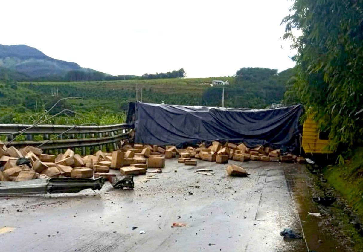 Các thùng hàng rơi đầy đường