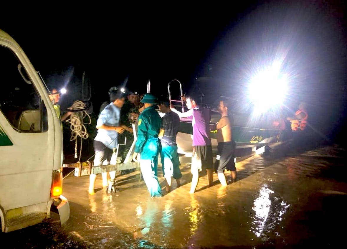 Sản phụ Phạm Thị Chính chuyển dạ khi trong thôn đang bị cô lập bởi dòng nước lũ Sản phụ Phạm Thị Chính chuyển dạ khi trong thôn đang bị cô lập bởi dòng nước lũ