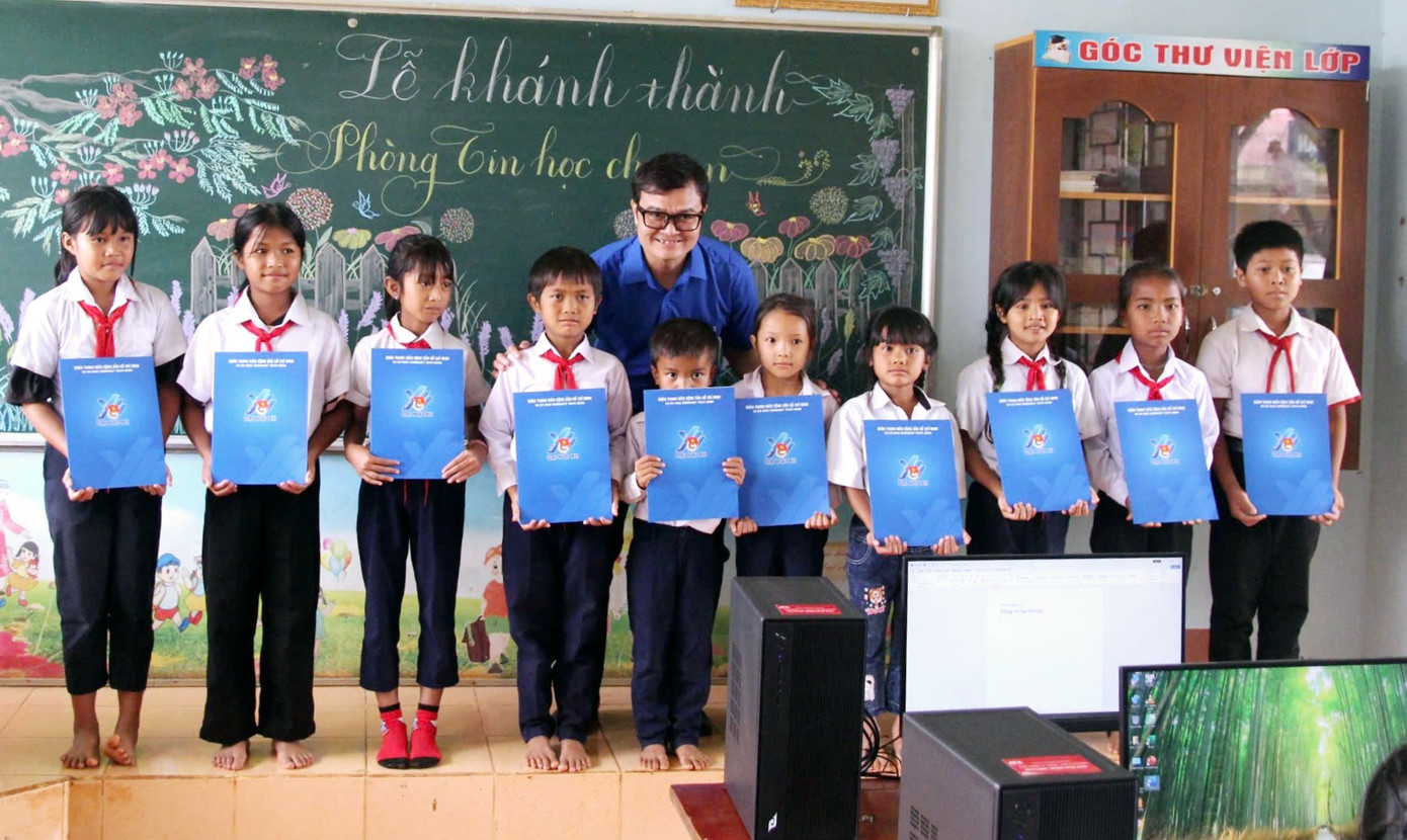 Anh Bùi Quang Huy tặng quà, chụp ảnh lưu niệm với các em học sinh ở thành phố Pleiku.