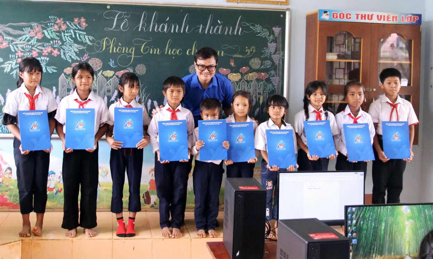 Anh Bùi Quang Huy tặng quà, chụp ảnh lưu niệm với các em học sinh ở thành phố Pleiku.