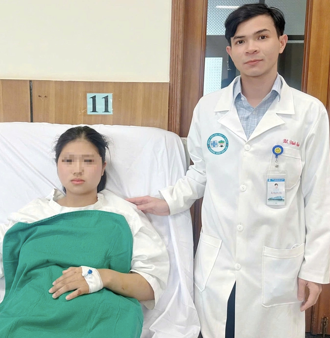 Em A. tại bệnh viện. Em A. tại bệnh viện.