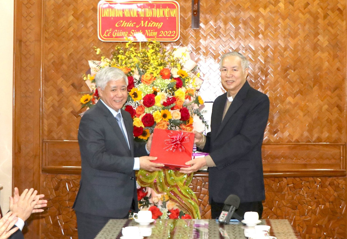 Ông Đỗ Văn Chiến tặng quà chúc mừng Lễ Giáng sinh tới Giám mục Nguyễn Hùng Vị Ông Đỗ Văn Chiến tặng quà chúc mừng Lễ Giáng sinh tới Giám mục Nguyễn Hùng Vị