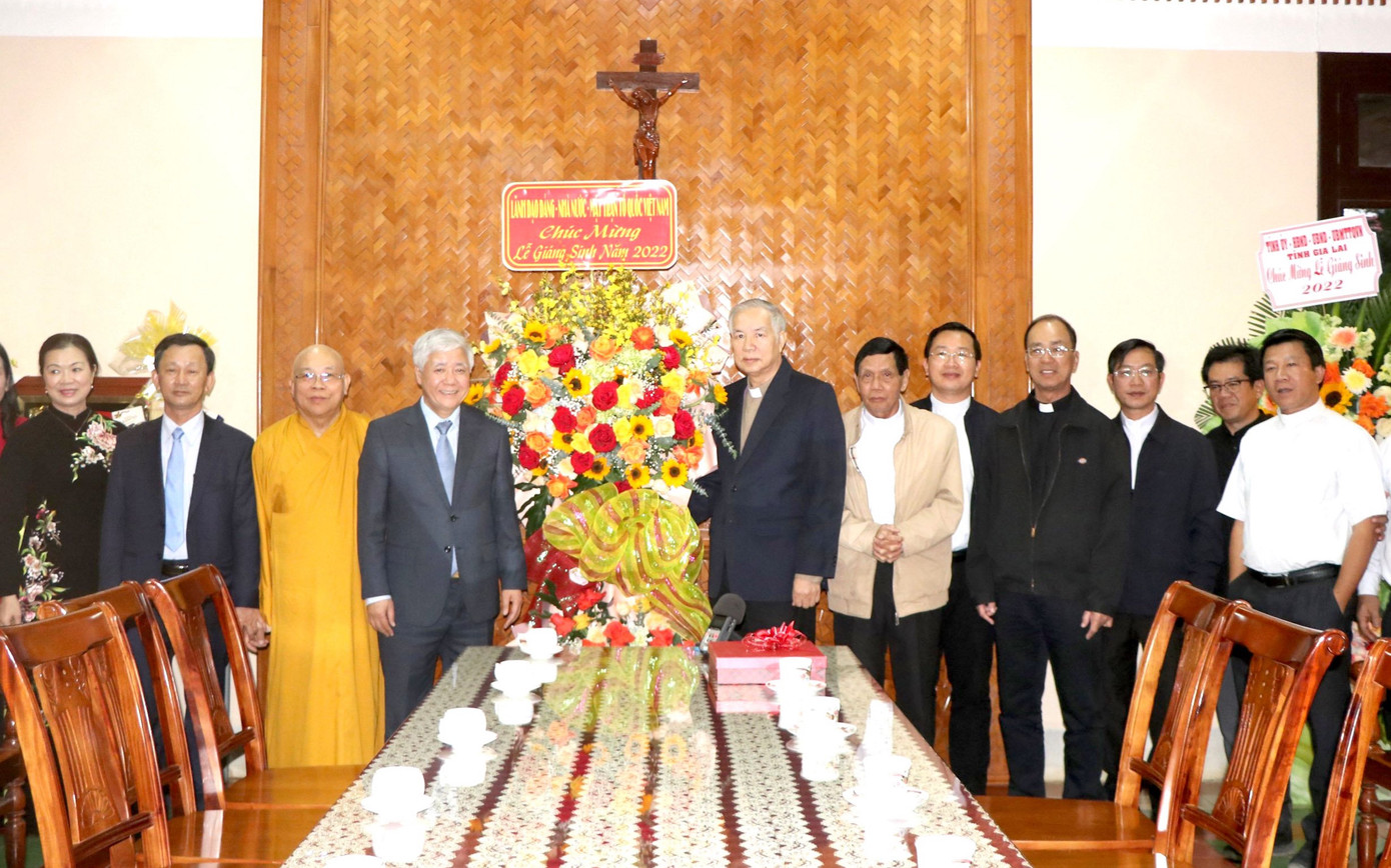 Chủ tịch Ủy ban Trung ương Mặt trận Tổ quốc Việt Nam Đỗ Văn Chiến chúc mừng Lễ Giáng sinh tới Giám mục Nguyễn Hùng Vị, Giám mục Giáo phận Kon Tum. Chủ tịch Ủy ban Trung ương Mặt trận Tổ quốc Việt Nam Đỗ Văn Chiến chúc mừng Lễ Giáng sinh tới Giám mục Nguyễn Hùng Vị, Giám mục Giáo phận Kon Tum.