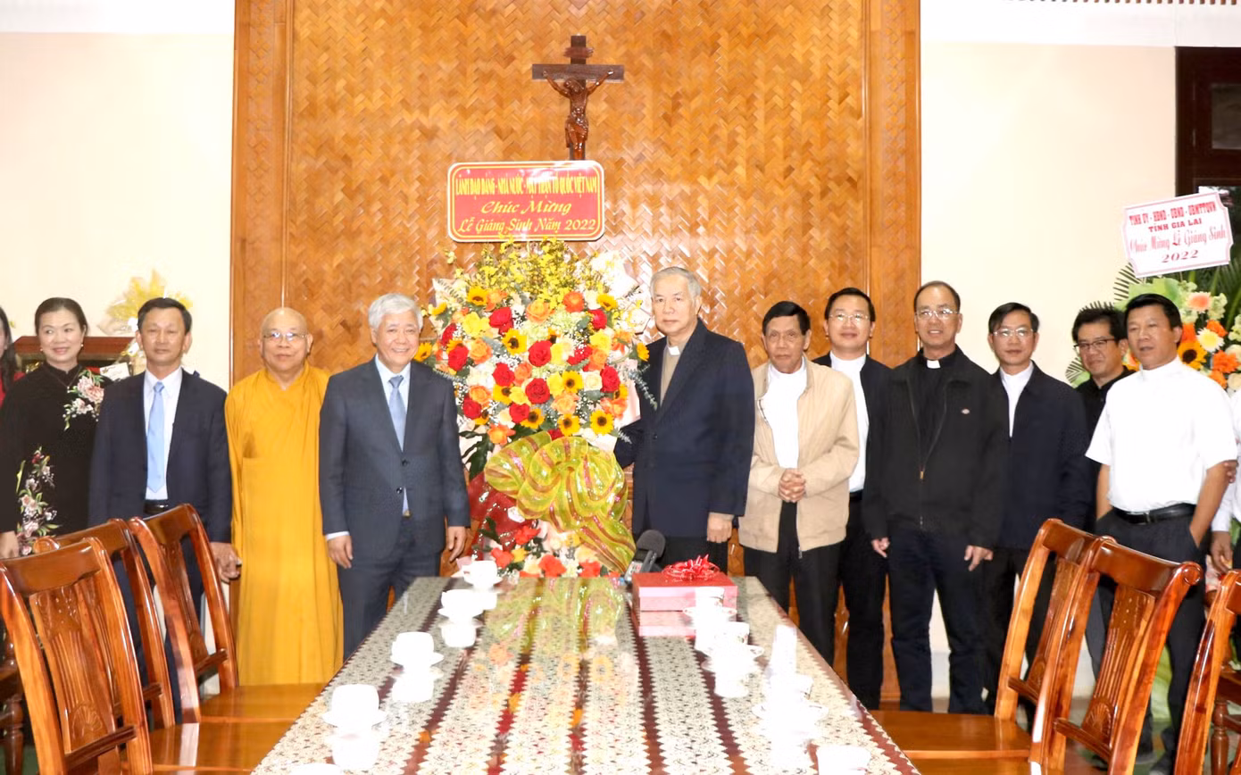 Chủ tịch Ủy ban Trung ương Mặt trận Tổ quốc Việt Nam Đỗ Văn Chiến chúc mừng Lễ Giáng sinh tới Giám mục Nguyễn Hùng Vị, Giám mục Giáo phận Kon Tum.