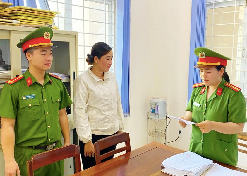 Cơ quan công an đọc quyết định khởi tố bị can, ra lệnh cấm đi khỏi nơi cư trú đối với Nguyễn Thị Nhị