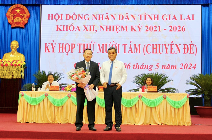 Bí thư Tỉnh uỷ Gia Lai Hồ Văn Niên tặng hoa chúc mừng ông Thái