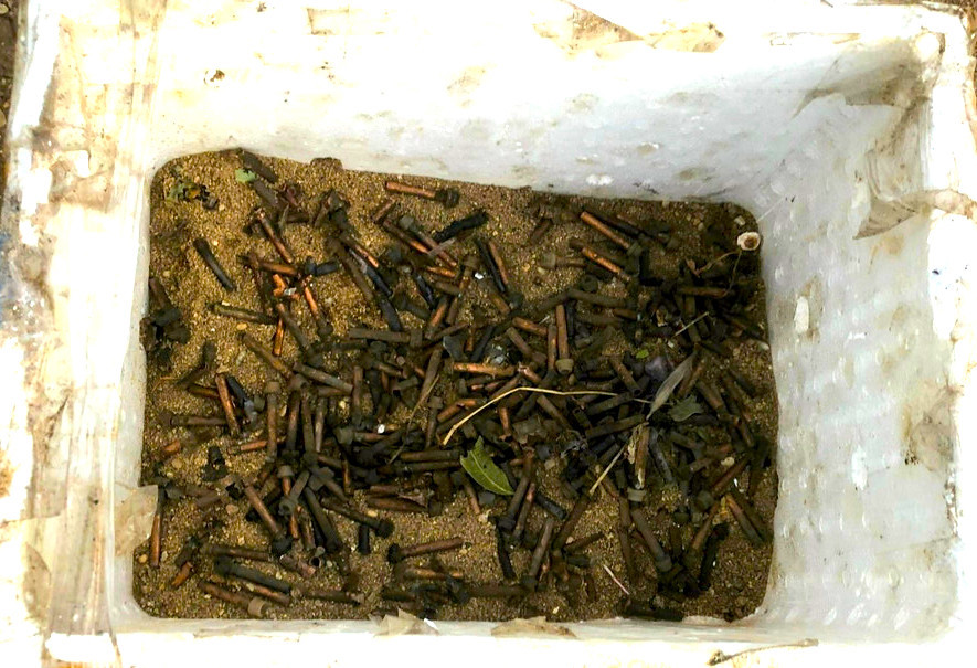 Lực lượng chức năng thu nhặt cả đống kíp nổ tại hiện trường Lực lượng chức năng thu nhặt cả đống kíp nổ tại hiện trường