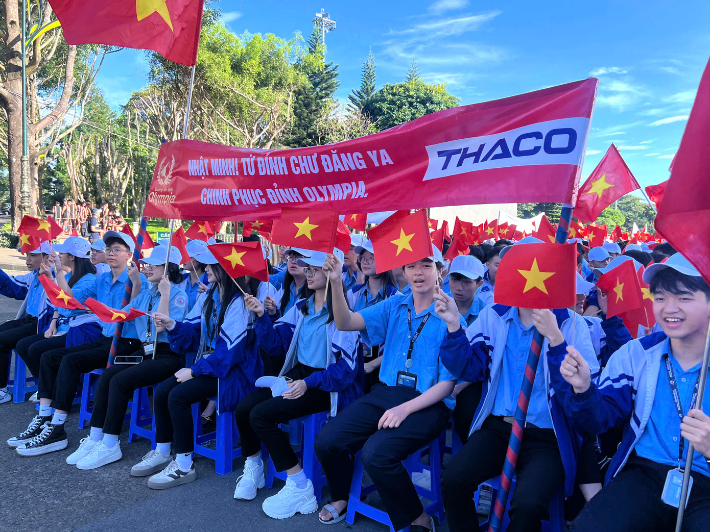 Bạn bè của Nguyễn Quốc Nhật Minh đến cổ vũ cho chàng trai "phố núi"