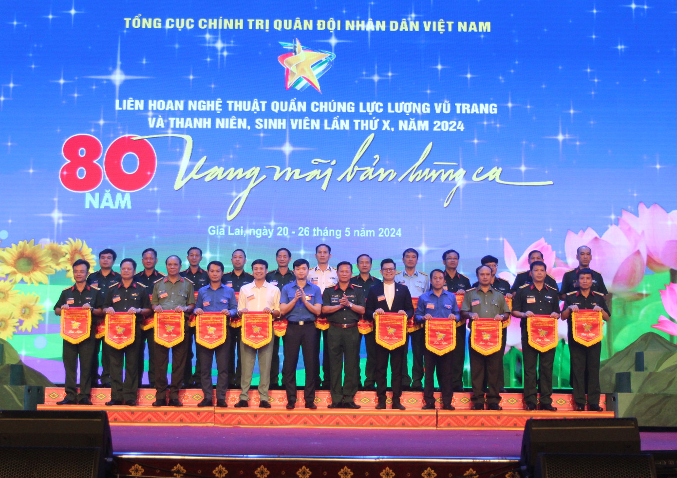 Anh Nguyễn Minh Triết - Bí thư Ban Chấp hành Trung ương Đoàn trao cờ lưu niệm tặng các đoàn nghệ thuật quần chúng.