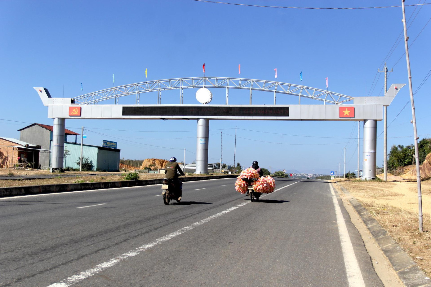 Cổng chào vào TP Kon Tum Cổng chào vào TP Kon Tum