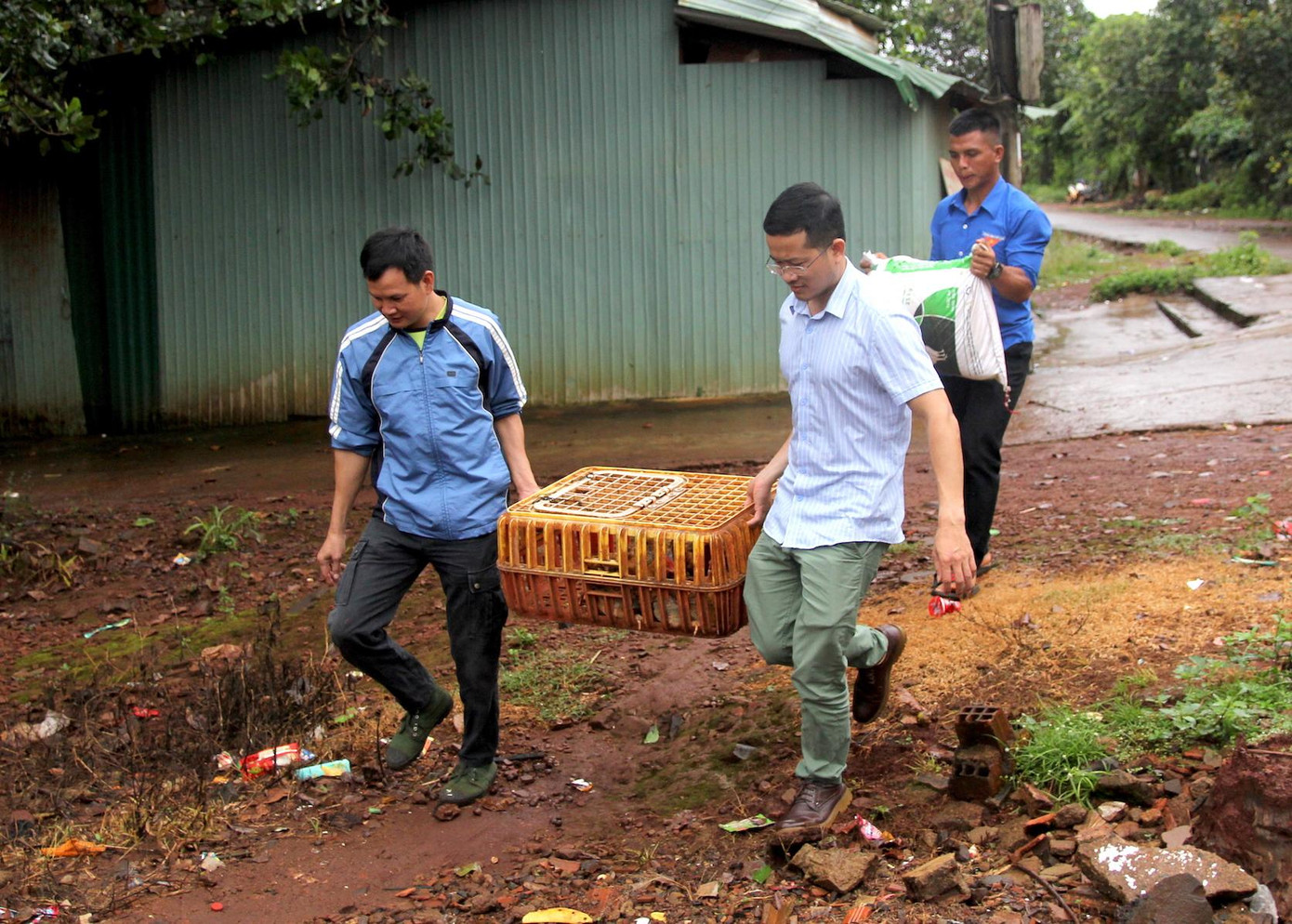 Các nhà hảo tâm đến trao đàn gà tặng em Rơ Lan Hxia (lớp 9, Trường THCS Lý Tự Trọng, xã Ia Kla) Các nhà hảo tâm đến trao đàn gà tặng em Rơ Lan Hxia (lớp 9, Trường THCS Lý Tự Trọng, xã Ia Kla)