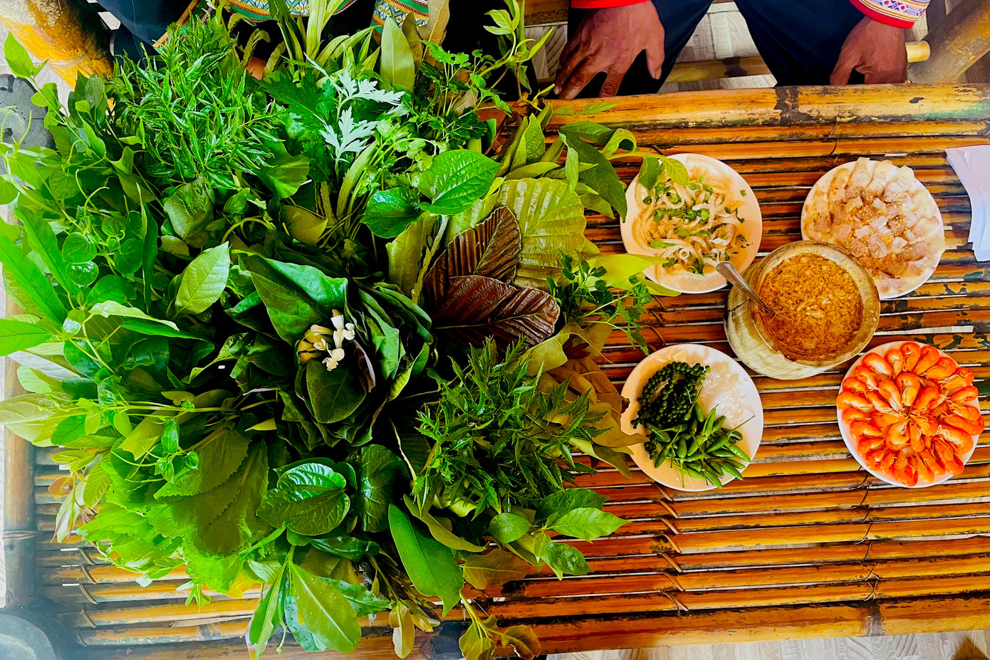 Ngoài các loại lá sẽ có thịt heo luộc, tôm... cuốn trong món ăn. Ngoài các loại lá sẽ có thịt heo luộc, tôm... cuốn trong món ăn.