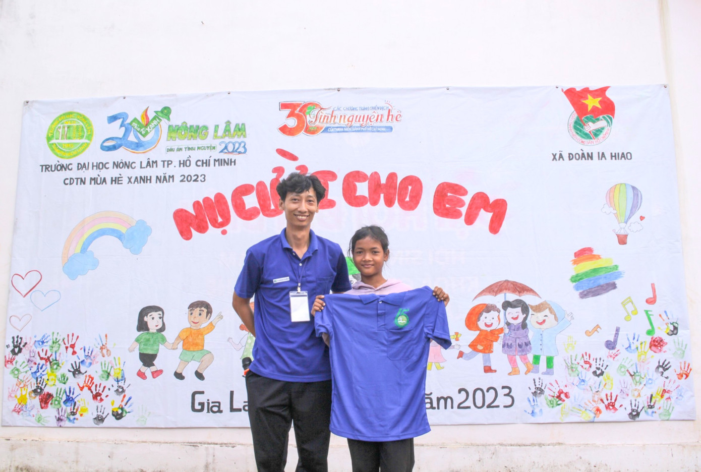 Các thanh niên tình nguyện dọn dẹp đường quê, tặng quà cho các em nhỏ ở buôn làng