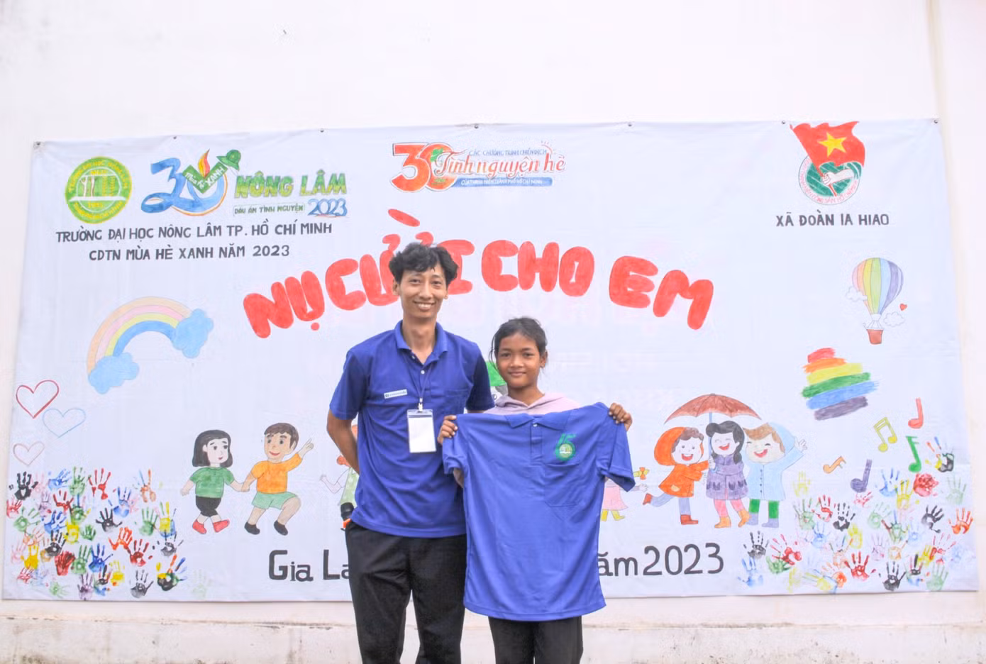 Các thanh niên tình nguyện dọn dẹp đường quê, tặng quà cho các em nhỏ ở buôn làng