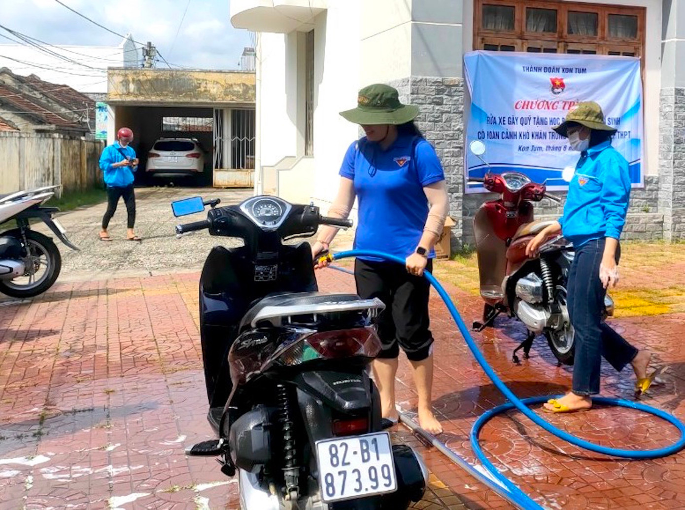 Các nữ đoàn viên hăng hái tham gia rửa xe gây quỹ