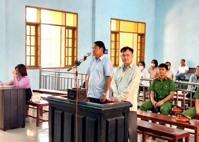 Ông Sơn (bên trái) và ông Sửu tại phiên toà Ông Sơn (bên trái) và ông Sửu tại phiên toà