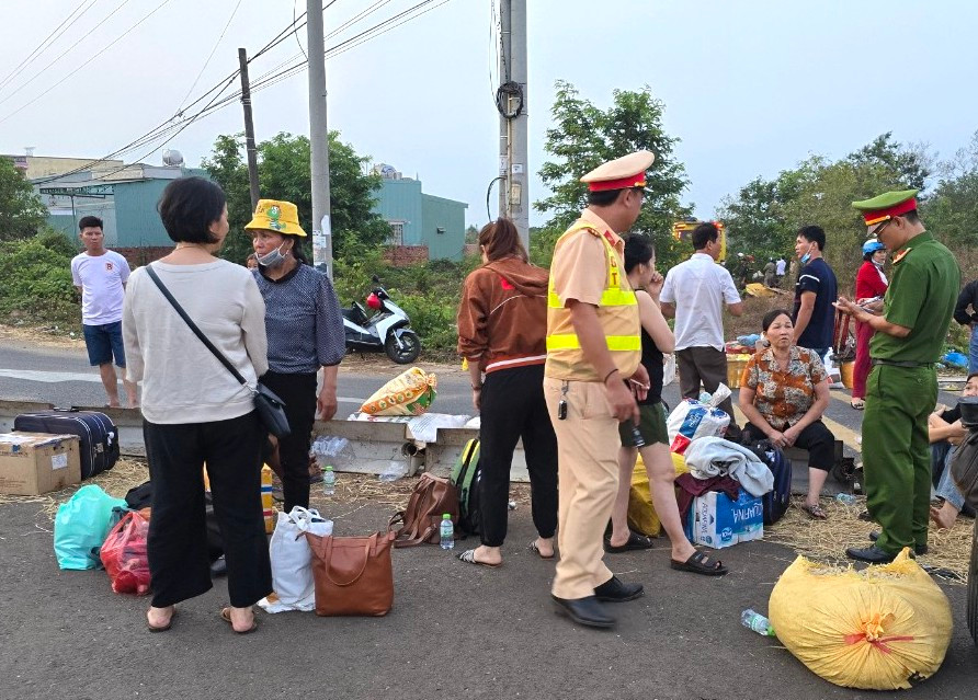 Lực lượng cảnh sát giao thông nhanh chóng có mặt tại hiện trường Lực lượng cảnh sát giao thông nhanh chóng có mặt tại hiện trường