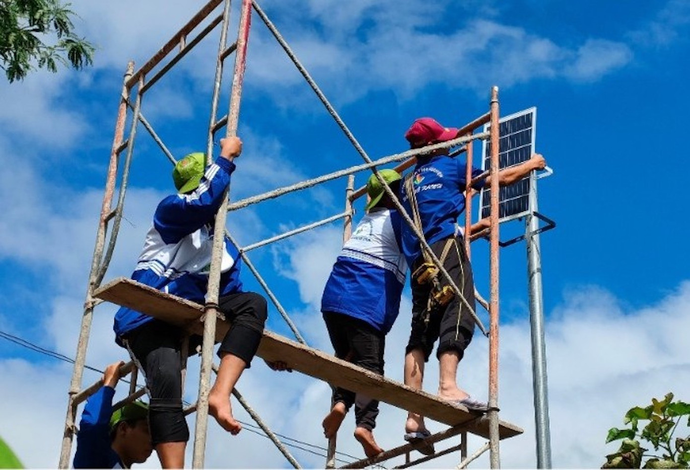 Các bạn tình nguyện nam “Thắp sáng đường quê” Các bạn tình nguyện nam “Thắp sáng đường quê”