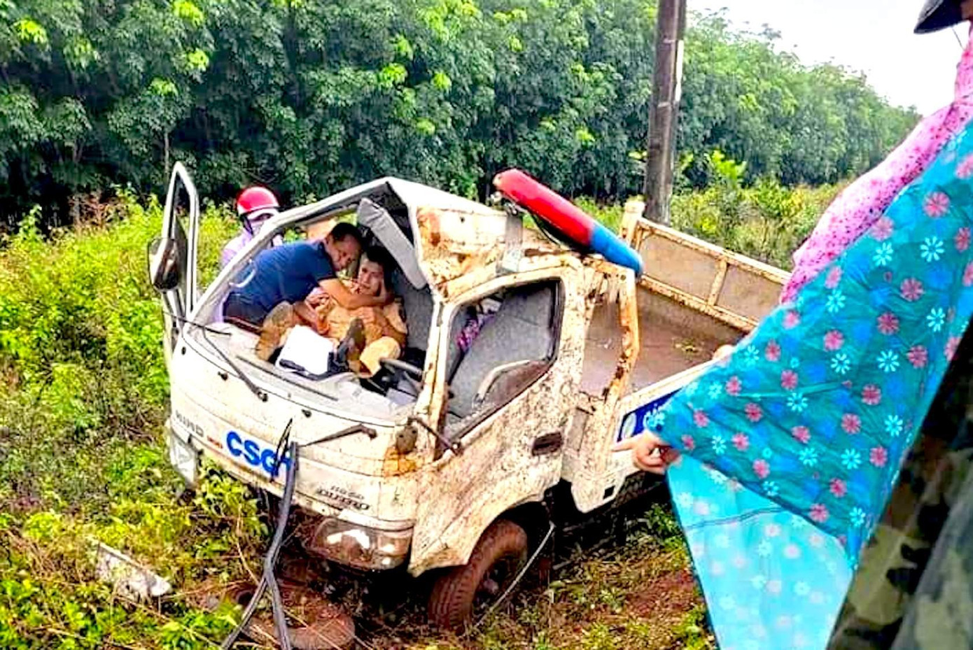 Hiện trường vụ ô tô chuyên dụng gặp nạn trên Quốc lộ 14